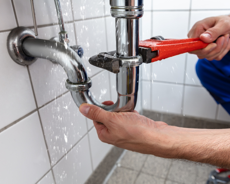 Technicien plombier à Fréjus en intervention — recherche de fuites, débouchage et chauffe-eau