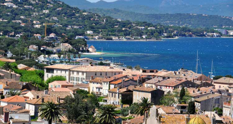 Serrurier & Plombier à Saint-Aygulf — urgences 24/7 | Azur Assistance Vue littorale de Saint-Aygulf (plages et Étangs de Villepey)