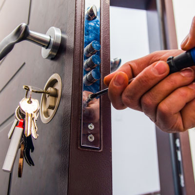 Serrurier Fréjus | Porte blindée | Blindage de porte et pose de portes blindées à Fréjus pour renforcer la sécurité de votre maison.